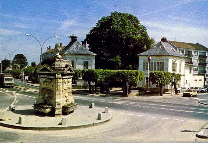 La fontaine et la mairie annexe d arnouville