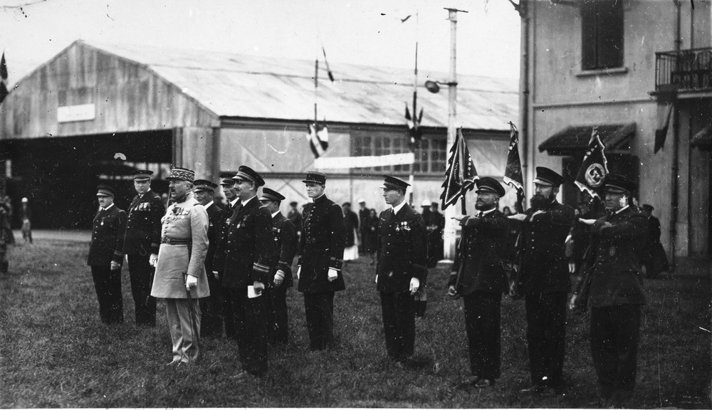 remise des fanions des 1ère, 3ème et 4ème escadrille d'Indochine à TONG en avril 1933