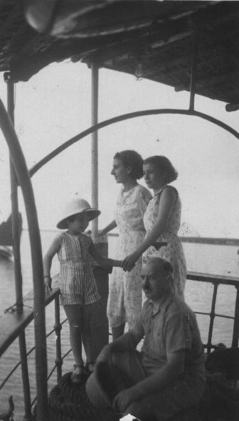 Visit of Halong Bay (Jacques Oulès and his girls)